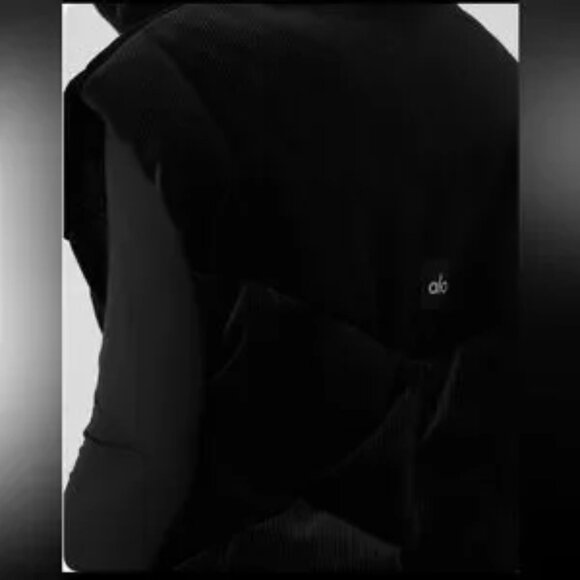 Alo Yoga Ribbed Velour Mountain Side Puffer Vest NWT, SOLD OUT, Size S - Picture 6 of 16